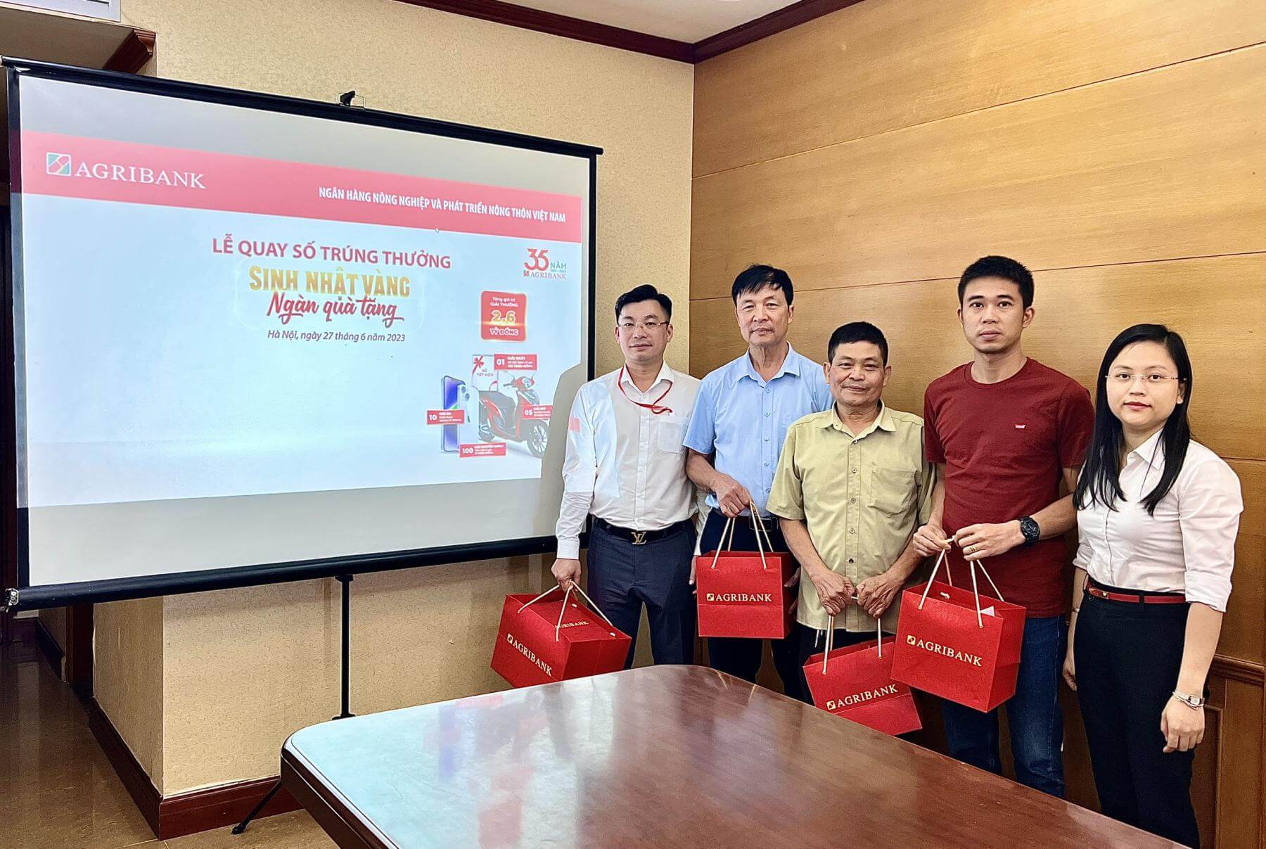 quà tặng của ngân hàng agribank